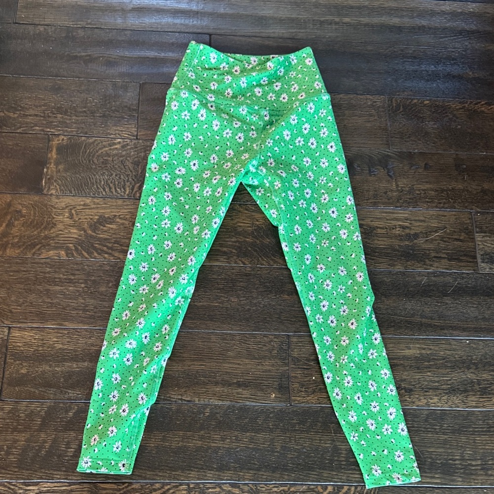 Beyond yoga kelly green white daisy leggings XS